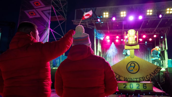Deux personnes du Groenland observent la cérémonie d'ouverture à Whitehorse, le 8 mars 2026.