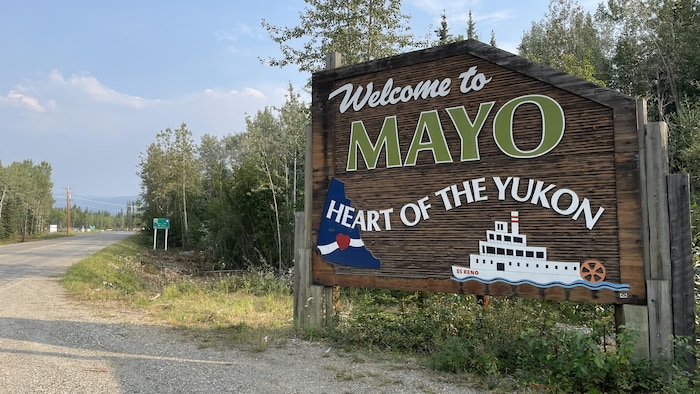 Affiche de bienvenue à Mayo, le 4 août 2023.  