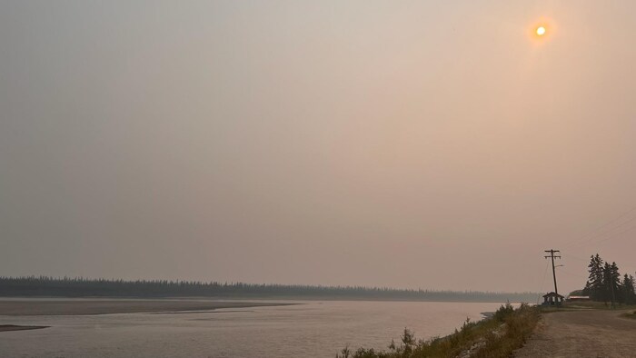 Le ciel enfumé au-dessus de la rivière Porcupine, août 2023.  
