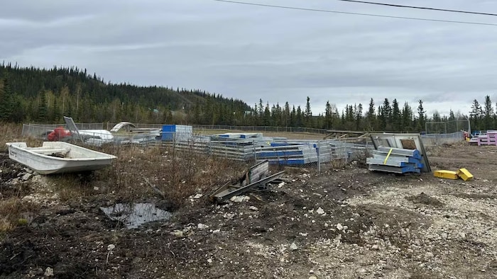 Une barque et plusieurs matériaux de métal dans un parc.