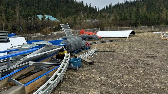 Des matériaux de métal dans un parc.