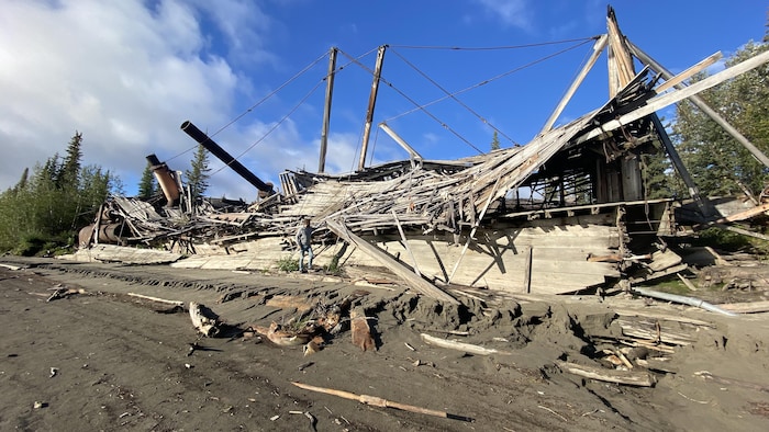 La vieille épave d'un bateau sur une berge.