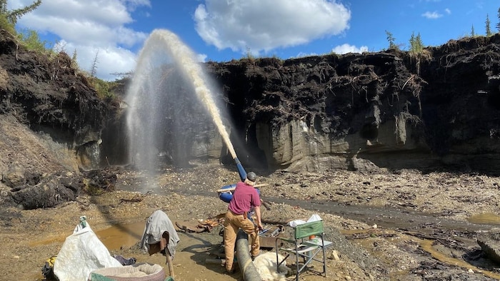 Un mineur d'or utilise un canon à eau.