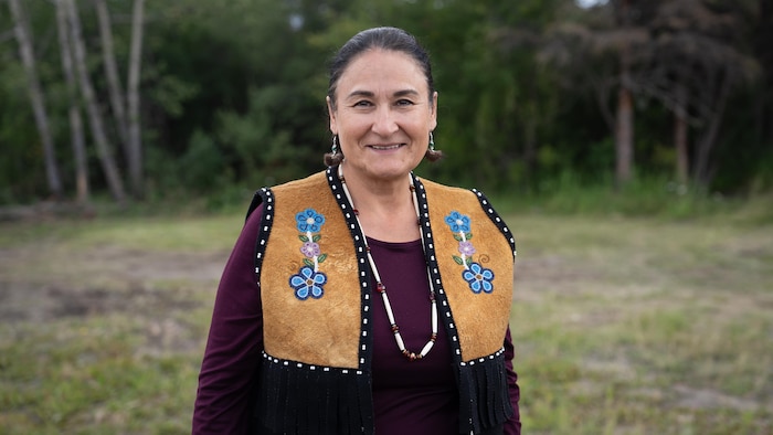 La cheffe de la Première Nation Vuntut Gwitchin, Pauline Frost, lors de l'Assemblée du Conseil des Premières Nations du Yukon, le 30 juillet 2024. 