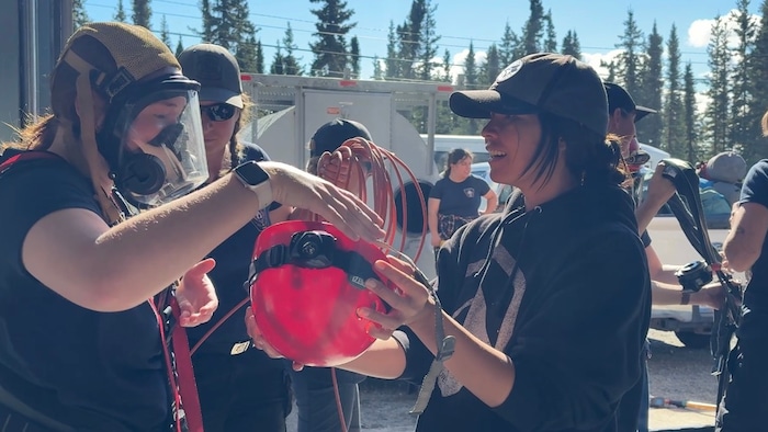 Des femmes pendant la formation à Teslin.