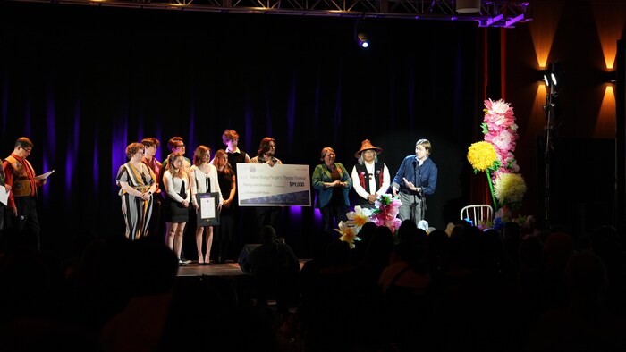 Les membres du Yukon Theatre for Young People sur la scène, le 7 mai 2024. 