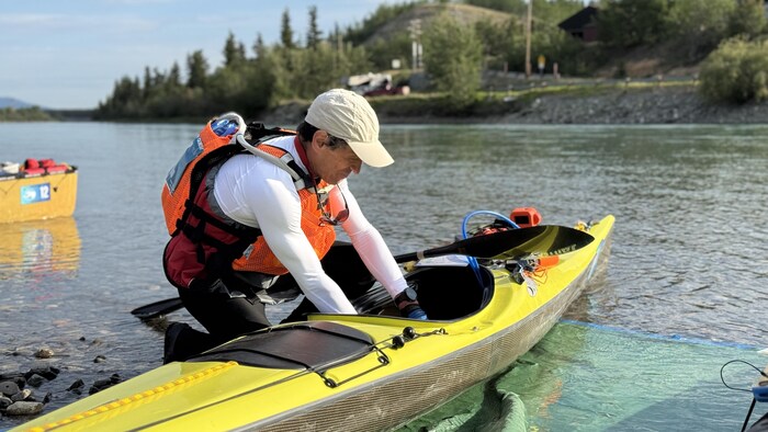 Bernard Moyersoen devant son kayak. 