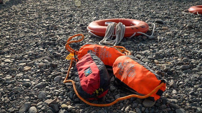 Des sacs de corde sur la berge. 
