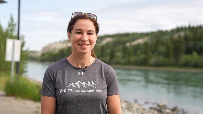 Portrait de Michelle Bousquet près du fleuve Yukon, le 24 juin 2025. 