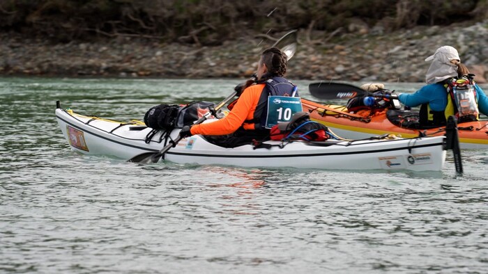 Deux personnes en kayak. 