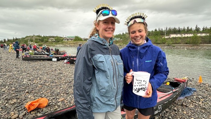 Lara Peterhaensel et Candace Vinke posent devant un canot.