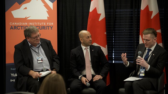 De gauche à droite, Ken Coates, Ranj Pillai et Andrew Smith lors de la conférence zéro sur la sécurité de l'Arctique, le 27 mars 2025.  