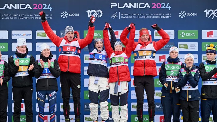 L'équipe canadienne de ski de fond en relais mixte sur la plus haute marche du podium à Planica, en Slovénie. 