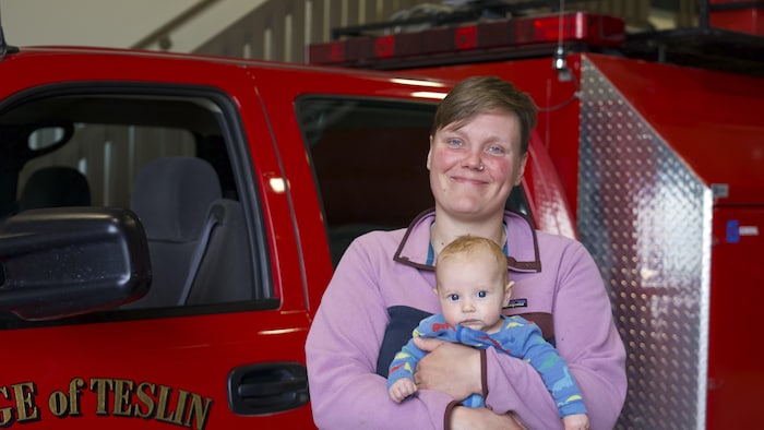Veronica Huggard et sa fille Mina, âgée de 2 mois, devant un camion de pompier.