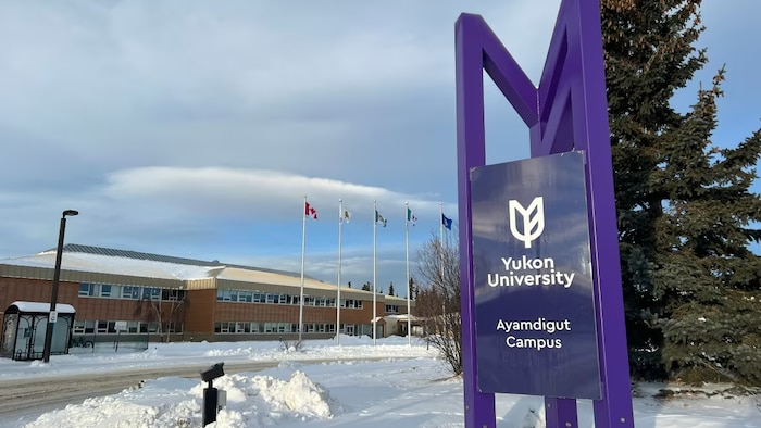 L'entrée du campus de Whitehorse, l'hiver. 