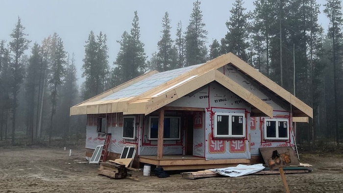 Une maison en construction près de Watson Lake, octobre 2023.