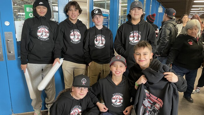 Des jeunes de l'équipe des weekend warriors à l'aréna de Takhini à Whitehorse, le 21 mars 2025. 