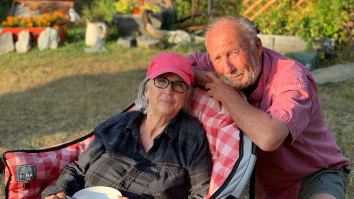 Linda et Dave Gould à l'extérieur.