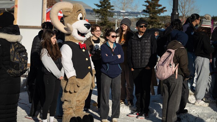 Une mascotte et des jeunes à Whitehorse, le 21 février 2025. 