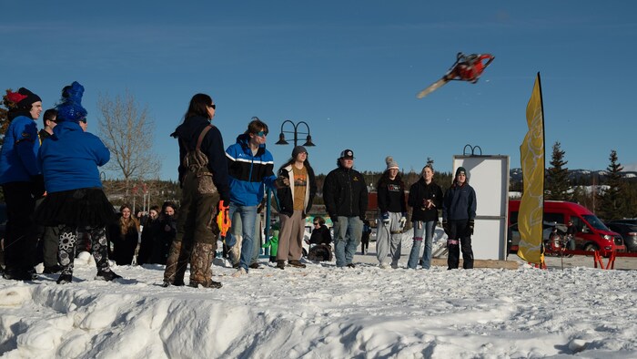 Un jeune lance une scie mécanique à Whitehorse, le 21 février 2025. 