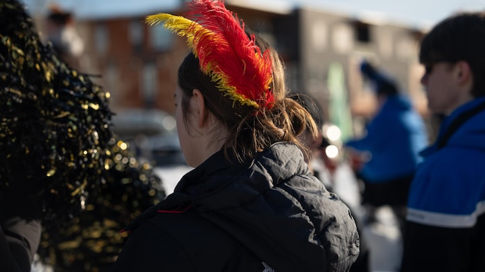 Une personne avec des plumes, le 21 février 2025. 