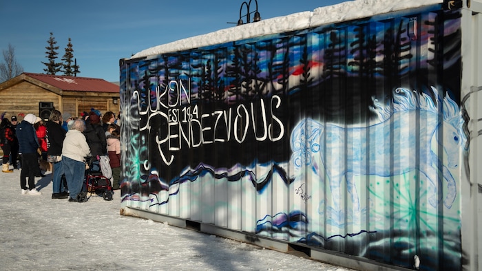 Un conteneur avec une murale peinte annonçant les Rendezvous Yukon, le 21 février 2025. 