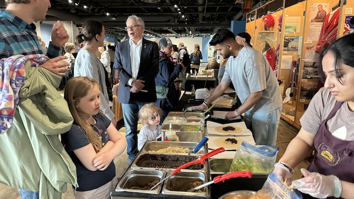 Des enfants regardent un bar à burritos lors de la fête de la francophonie, le 15 mai 2025.