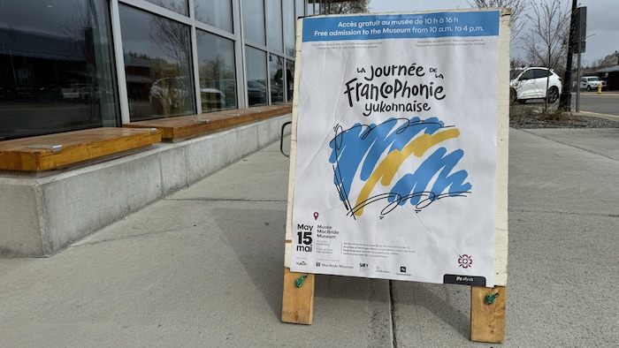 Une affiche de la journée de la Francophonie yukonnaise près du musée McBride, le 15 mai 2025.