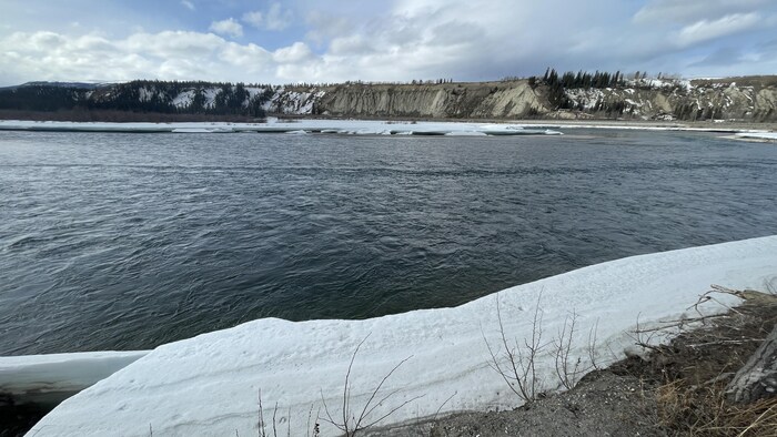 Vue du fleuve Yukon avec, en arrière-plan, le glissement de terrain qui a eu lieu sur la route Robert Service.  