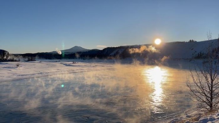 Le fleuve Yukon en hiver près du centre-ville de Whitehorse, le 10 janvier 2024.