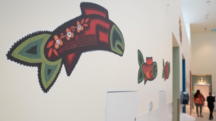 L'image d'un poisson sur un mur.