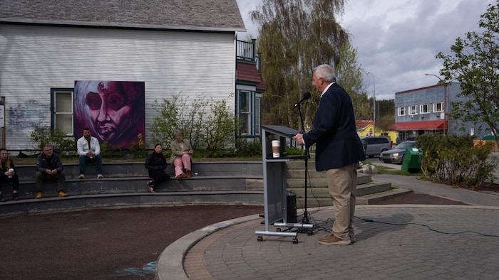 Mike Pemberton parle au micro dans le parc Lepage, le 27 mai 2025.