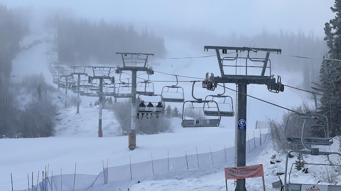 Les remonte-pentes de la station de ski du mont Sima, au Yukon, le 17 novembre 2022.