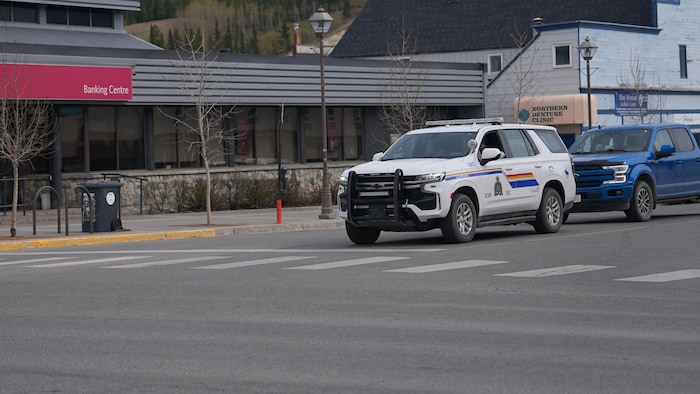 Une voiture de la GRC sur une rue du centre-ville.