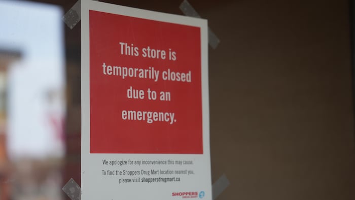 Affiche sur la porte d'un commerce expliquant que ce dernier est fermé en raison d'une urgence.
