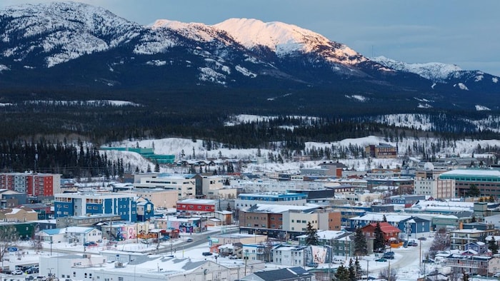Vue d'ensemble du centre-ville de Whitehorse prise le 11 février 2023.