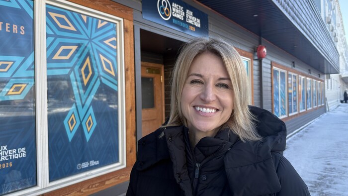 Tracey Bilsky se tient devant un édifice de Yellowknife.