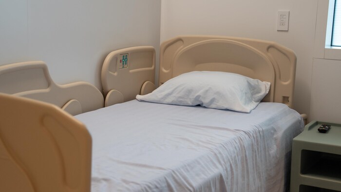 Un lit à l'unité de santé mentale de l'hôpital de Whitehorse, le 2 juin 2025.