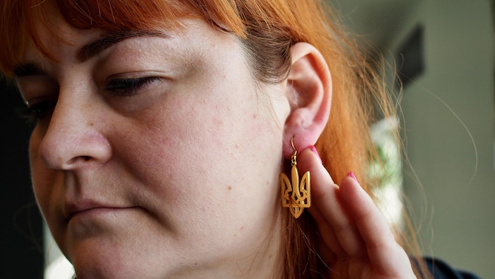 Yuliia Okhrimenko montre sa boucle d'oreille. 