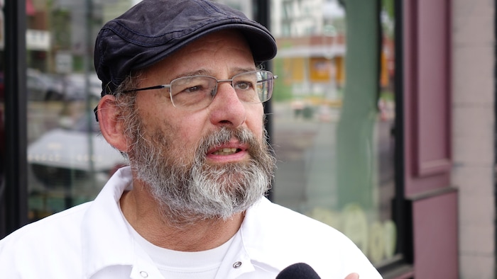 Un homme barbu avec un chapeau.