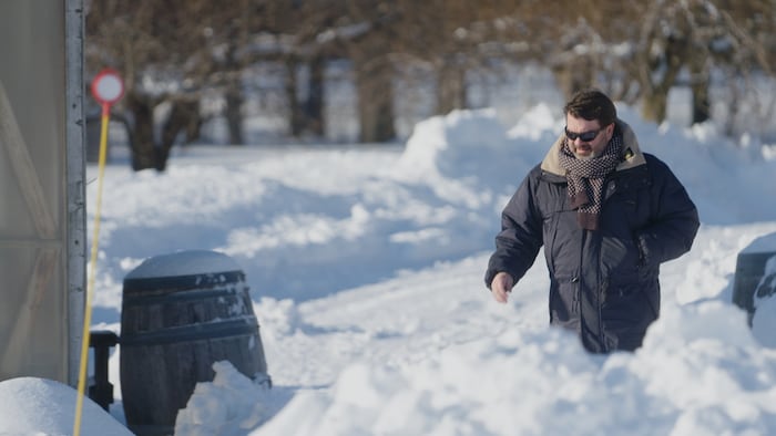 Yvan Quirion marche dans la neige.