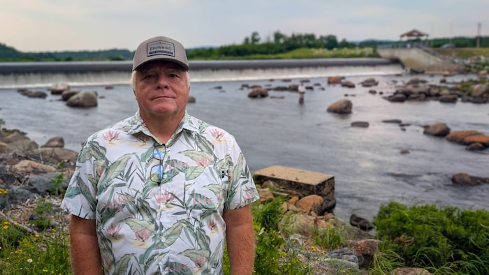 Yves Audette sur les berges de la rivière Trinité.