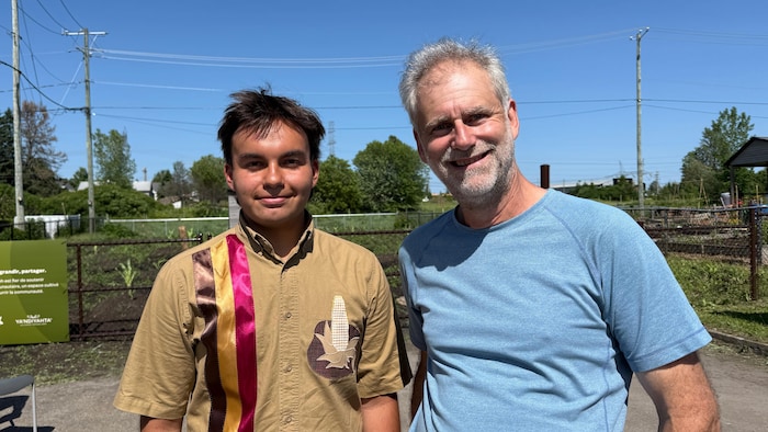 Hadishrayen Diego Gros-Louis et Yves Chrétien posent pour la photo dans un jardin communautaire. 