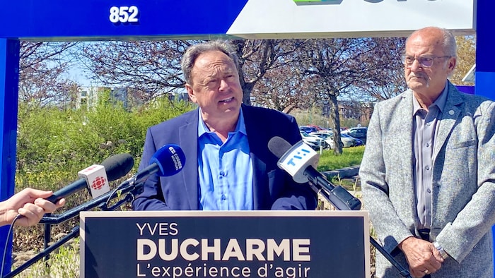 Yves Ducharme en conférence de presse le lundi 6 mai 2024 avec le président du conseil d'administration de la Société de transport de l'Outaouais, Jocelyn Blondin.