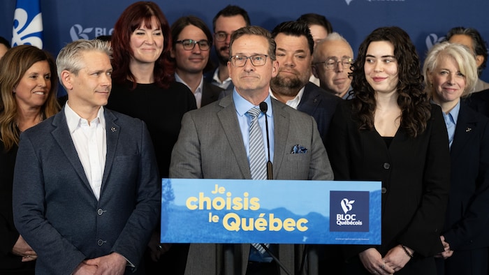 Le chef du Bloc québécois Yves-François Blanchet, entouré de membres de son parti.