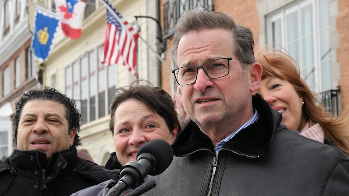 Yves-François Blanchet accompagné de candidats devant le consulat américain.