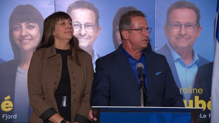 Le chef du Bloc québécois, Yves-François Blanchet, en conférence de presse avec sa candidate, Caroline Dubé.