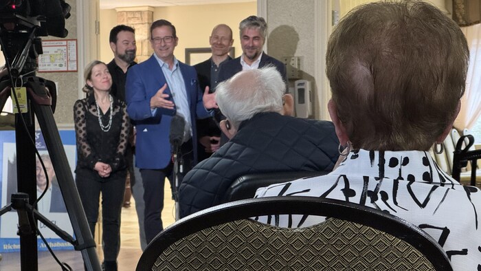 Le chef du Bloc québécois Yves-François Blanchet s'adresse à des aînés dans une résidence de Victoriaville. 