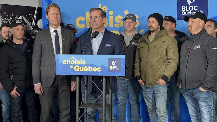 MM. Blanchet et Deschênes en compagnie de pêcheurs gaspésiens.