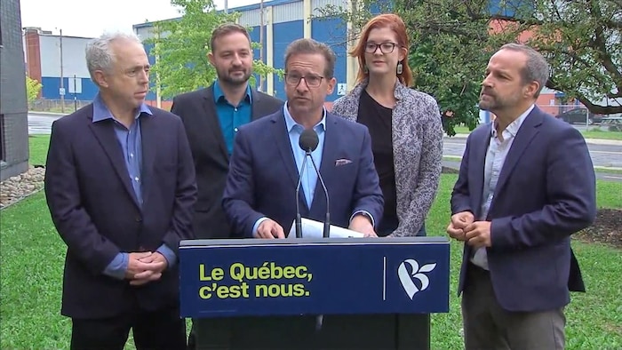 Yves-François Blanchet est accompagné de quatre autres candidats bloquistes lors d'une annonce près du Studio Melrose.